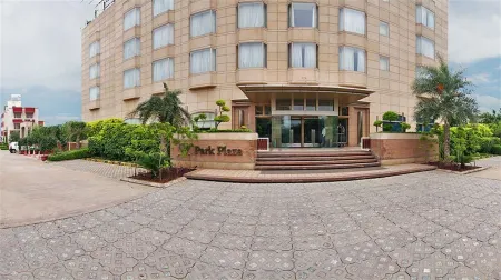 Park Plaza Gurugram, India Отели рядом с достопримечательностью «Tomb of Azim Khan»