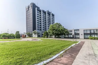 Travelodge by Wyndham Hotel & Convention Centre Quebec City Hotels near Design School of Laval University