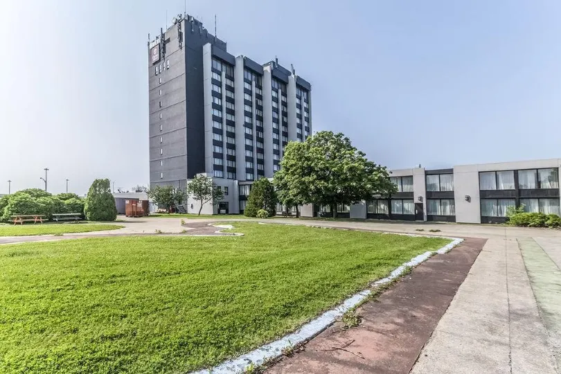 Travelodge by Wyndham Hotel & Convention Centre Quebec City