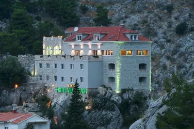 Hotel Villa Dvor Hotels near Plaža Ravnice
