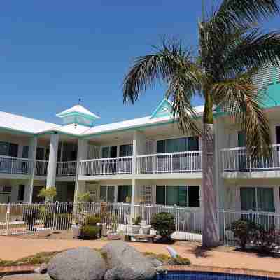 Reef Adventureland Motor Inn Hotel Exterior