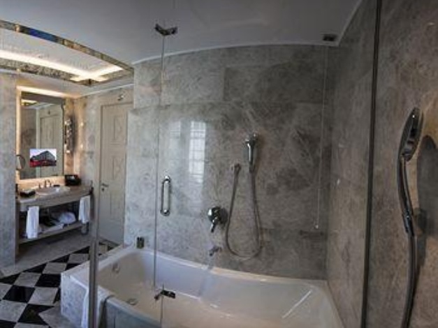 Wyndham Grand Istanbul Kalamış Marina Hotel