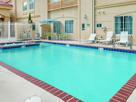 La Quinta Inn & Suites by Wyndham Slidell North Shore Отели в г. Слайделл