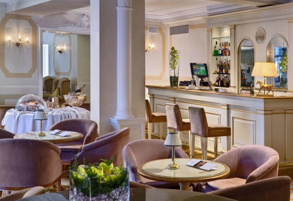 2. 호텔 칼튼 온 ..