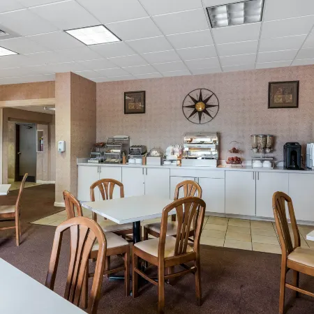 Econo Lodge Inn & Suites Triadelphia - Wheeling