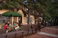 Crandell Mountain Lodge Hotels in Waterton