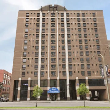 Travelodge by Wyndham Montreal Centre Отели рядом с достопримечательностью «Музей Маккорд»