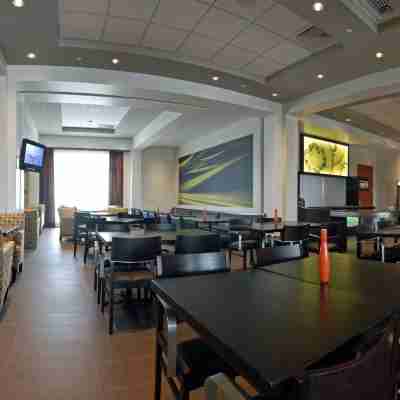 Hôtel Must Aéroport de Québec par JARO Dining/Meeting Rooms