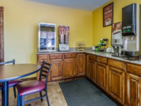 Econo Lodge Hotels in McClain County