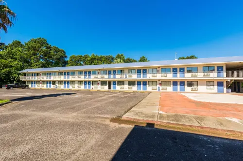 HomeTowne Studios by Red Roof Orange, TX Hotels in Orange