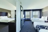 Holiday Inn Express & Suites ANAHEIM CONVENTION CENTER AREA by IHG - مسبح على السطح