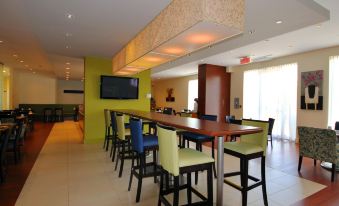 Holiday Inn & Suites Montreal Airport