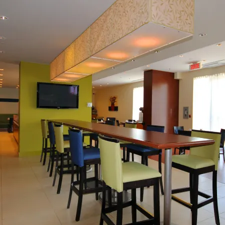 Holiday Inn & Suites MONTREAL AIRPORT by IHG Отели в г. Монреаль