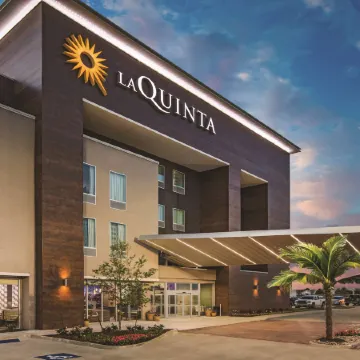 La Quinta Inn & Suites by Wyndham Dallas Plano - the Colony
