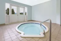 Super 8 by Wyndham Golden