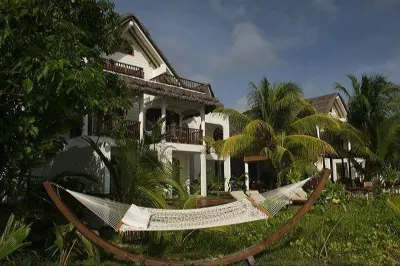 Village du Pecheur Hotels in der Nähe von Horizontale Palme vor Galerie Passerose