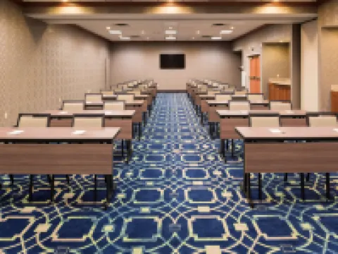 蘭辛東歡朋酒店及套房 奧克莫斯酒店