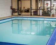 Quality Inn & Suites - piscina