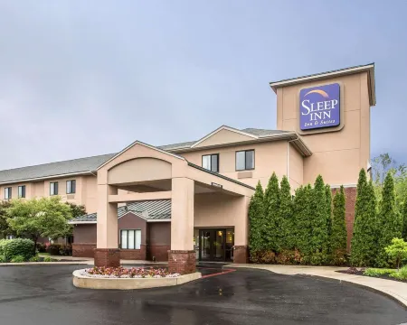 Sleep Inn & Suites Queensbury - Lake George Отели рядом с достопримечательностью «Зона отдыха Герни Лейн»