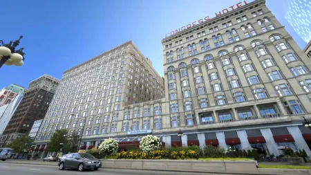 The Congress Plaza Hotel & Convention Center Отели рядом с достопримечательностью «Лури Гарден»