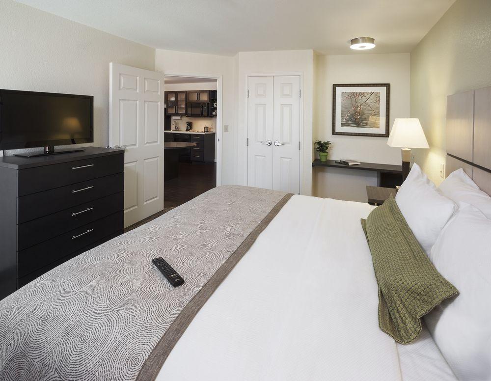 Holiday Inn Express & Suites Lenexa - Overland Park Area, an Ihg Hotel