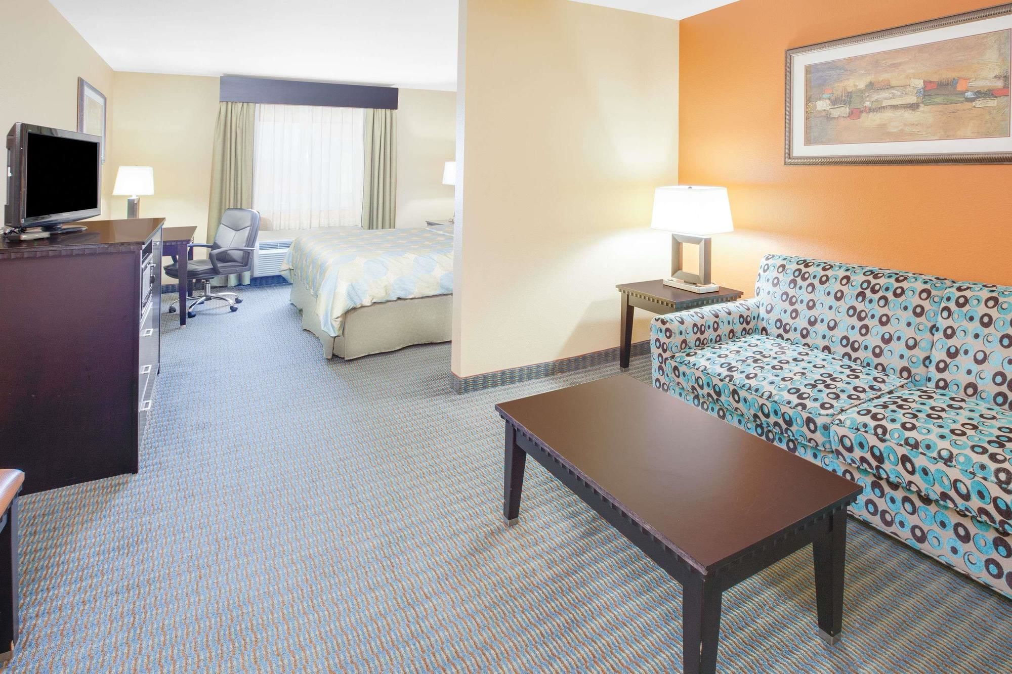 Days Inn & Suites by Wyndham Russellville