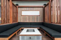 Metropolis Loft - CN Tower