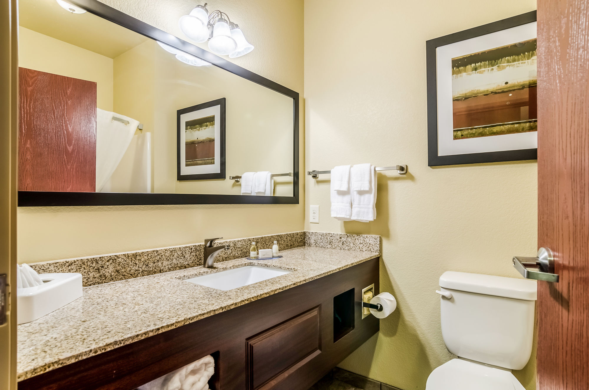 Cobblestone Hotel & Suites - McCook