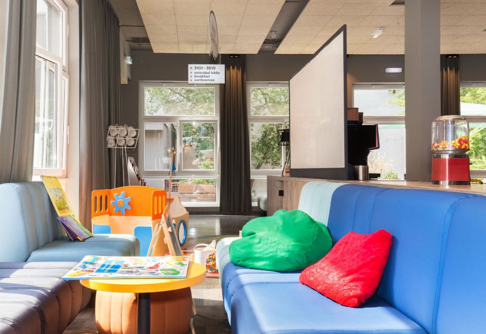 [A&O 베를린 미테의 공용 공간 및 바]