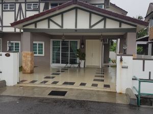 Sitiawan Homestay Entire Semi D Home