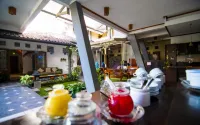 Rumah Asri Bed and Breakfast Hôtels à : Sukasari