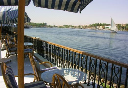 나일강을 배경으로 한 아스완 호텔 수영장