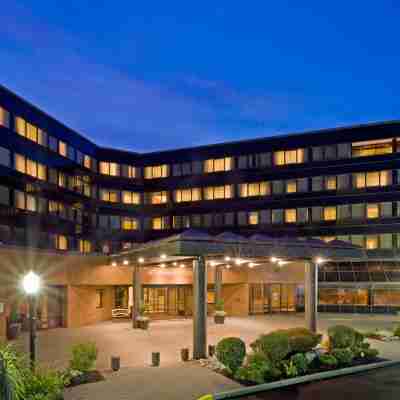Crowne Plaza EDISON by IHG Hotel Exterior