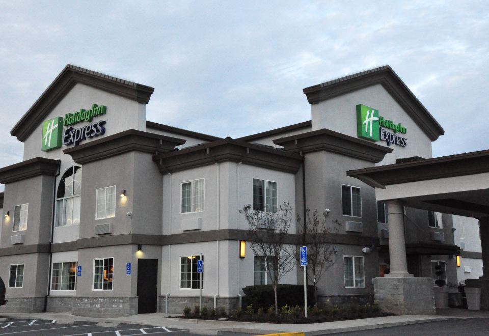 Holiday Inn Express Hotel & Suites Jackson Over view