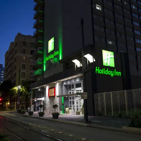 Holiday Inn HOUSTON DOWNTOWN by IHG Отели рядом с достопримечательностью «Менил Коллекшен»