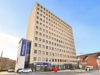 TRAVELODGE STOCKPORT Отели в г. 