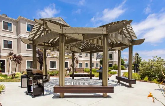 森林湖宿之橋套房公寓酒店