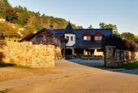 Hotel na Zámečku Hotels in Netvorice