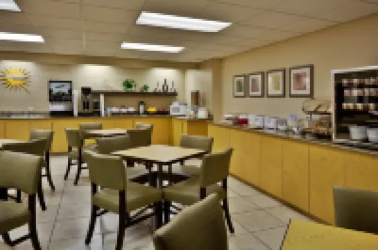 La Quinta Inn & Suites by Wyndham St. Pete-Clearwater Airpt