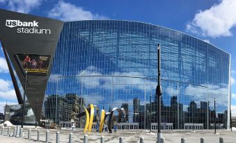 Holiday Inn Express & Suites Minneapolis – West End