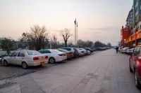 Changyuan Huatai Hotel (City Gymnasium Yinhe Xintiandi Branch) - Parking