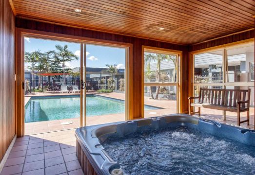 호텔 수영장 및 휴식 공간