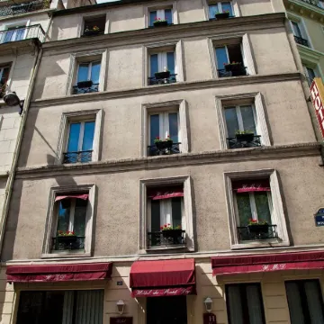 Mont Dore Hotel - Paris Batignolles Отели рядом с достопримечательностью «8-й округ: Елисейские поля»