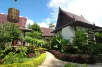 Lanta Klong Nin Beach Resort Hotels near Raksabai Lanta