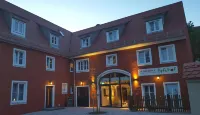 Schieners Hotel & Apfelhof Apartments Hotels in Wemding