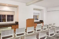 Microtel Inn & Suites by Wyndham Leesburg/Mt Dora - parking