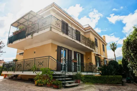 B&B l'Officina di Apollo Отели рядом с достопримечательностью «Palazzina Cinese»