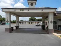Executive Inn Pearsall Hotels near Frio Pioneer Jail Museum
