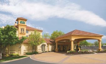 La Quinta Inn & Suites by Wyndham St. Louis Westport - Housity