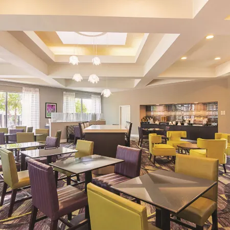 La Quinta Inn & Suites by Wyndham Oklahoma City - NW Expwy Отели рядом с достопримечательностью «Уилл Роджерс Парк»